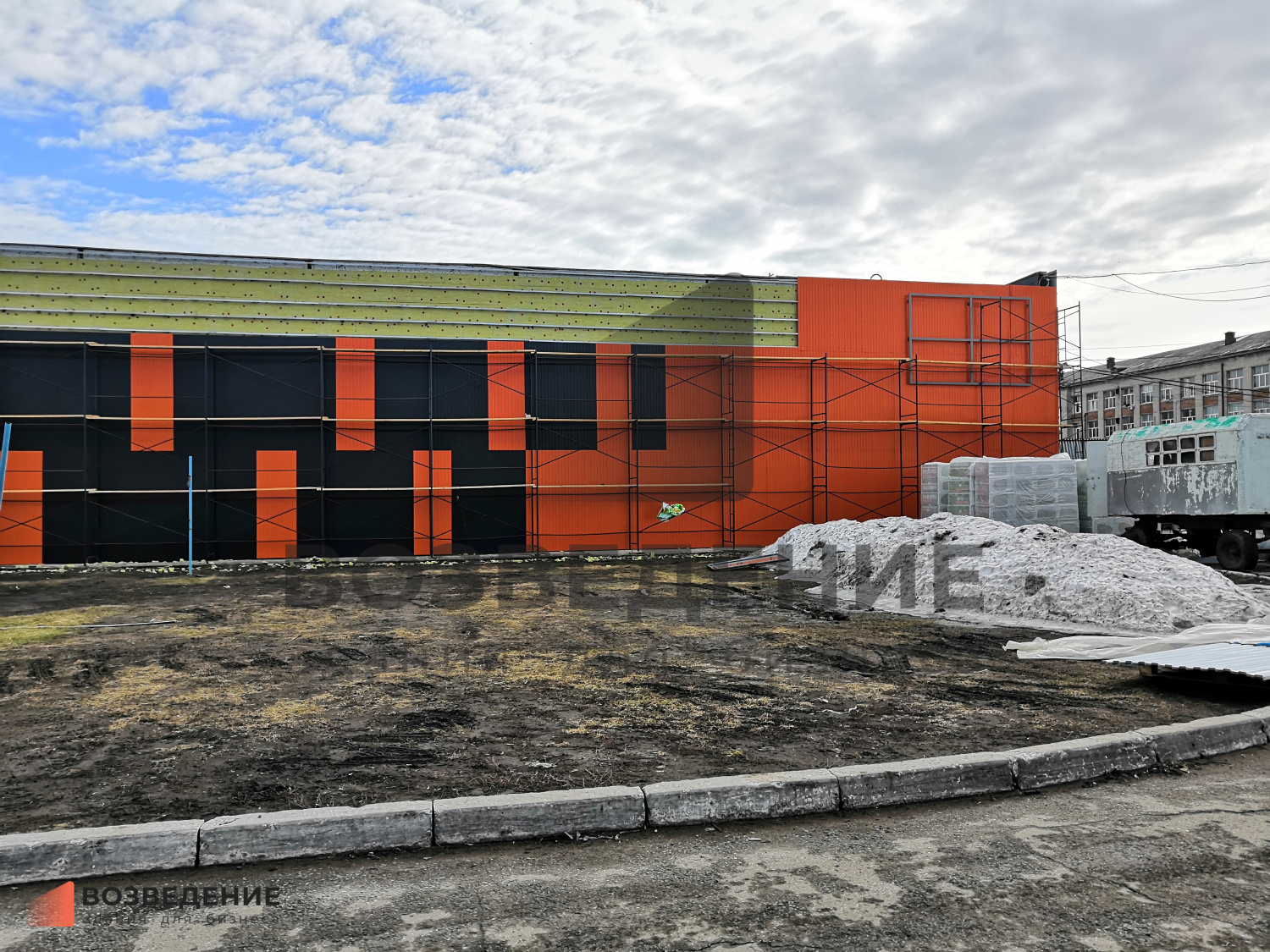 Реконструкция фасада производственного комплекса 15 000 м² — дизайн-проект, утепление, отделка за 4 месяца зимой