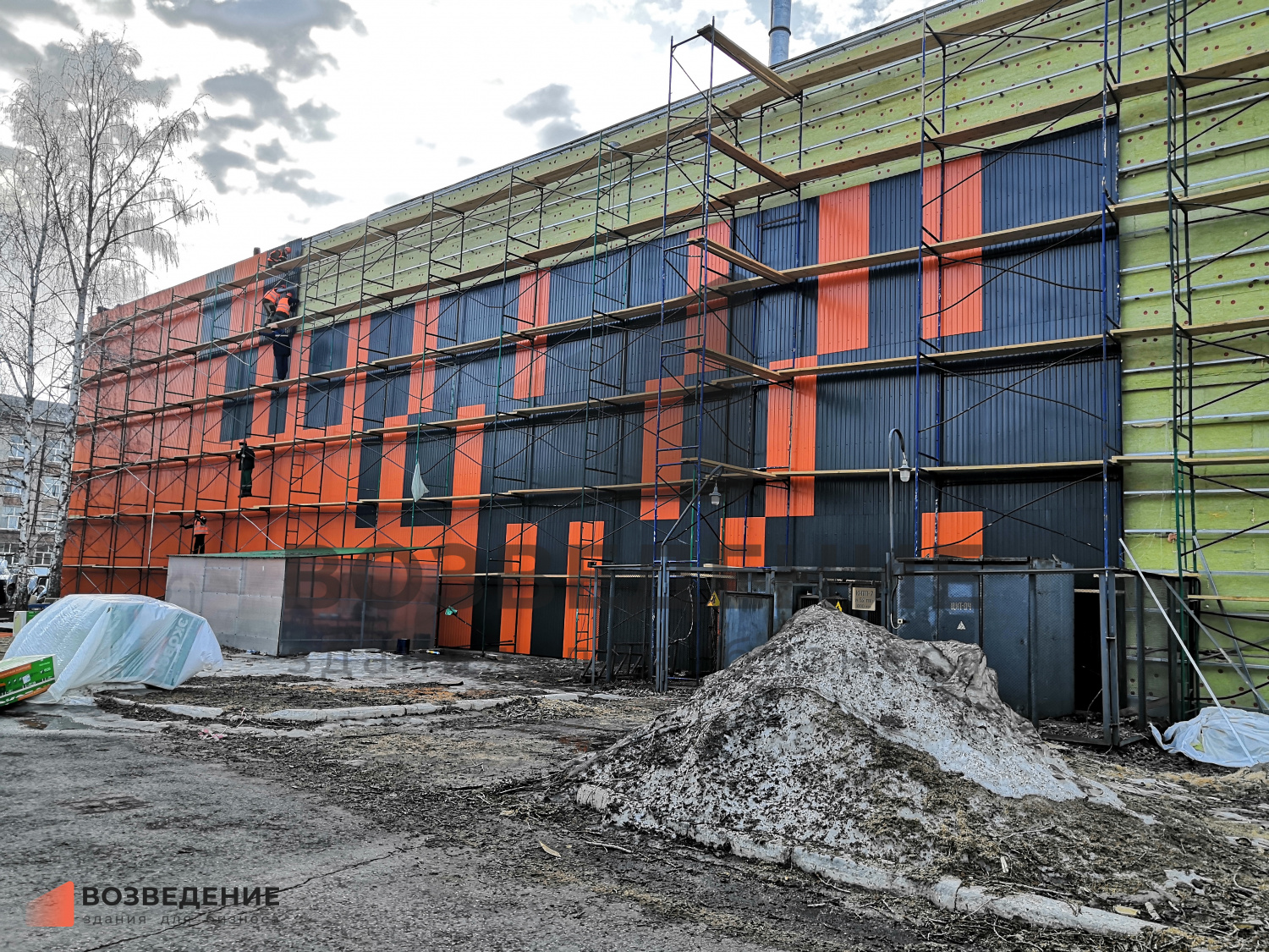 Реконструкция фасада производственного комплекса 15 000 м² — дизайн-проект, утепление, отделка за 4 месяца зимой