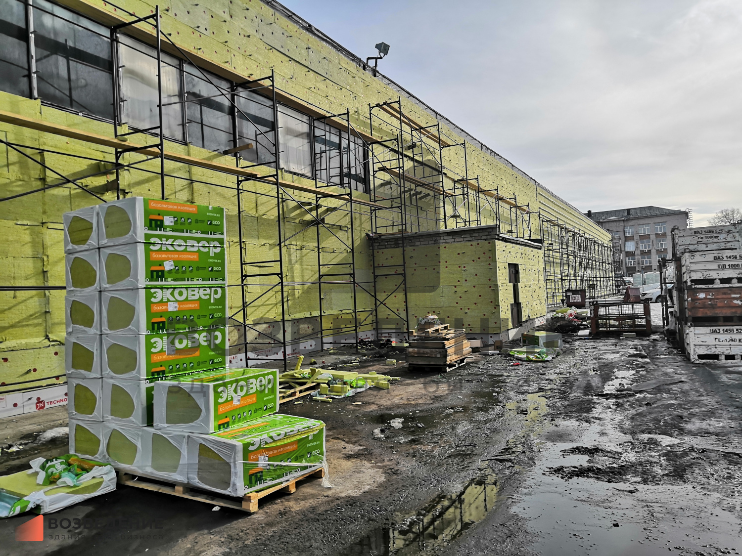Реконструкция фасада производственного комплекса 15 000 м² — дизайн-проект, утепление, отделка за 4 месяца зимой