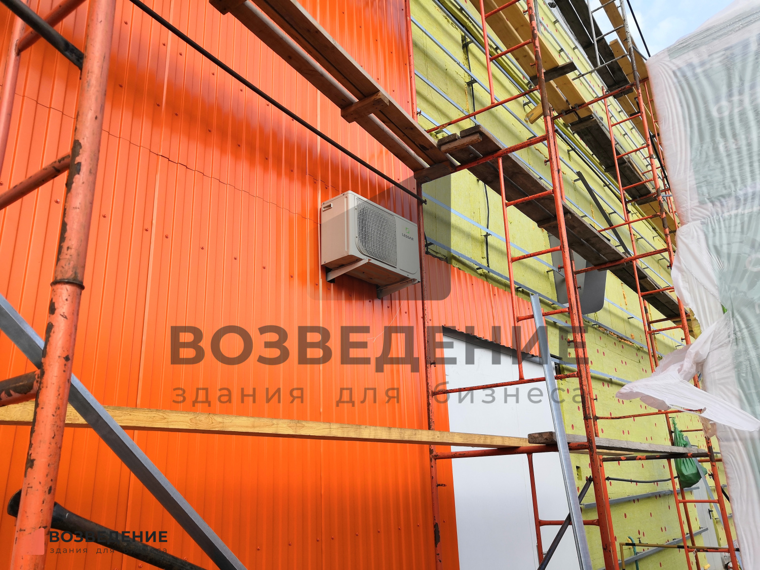 Реконструкция фасада производственного комплекса 15 000 м² — дизайн-проект, утепление, отделка за 4 месяца зимой