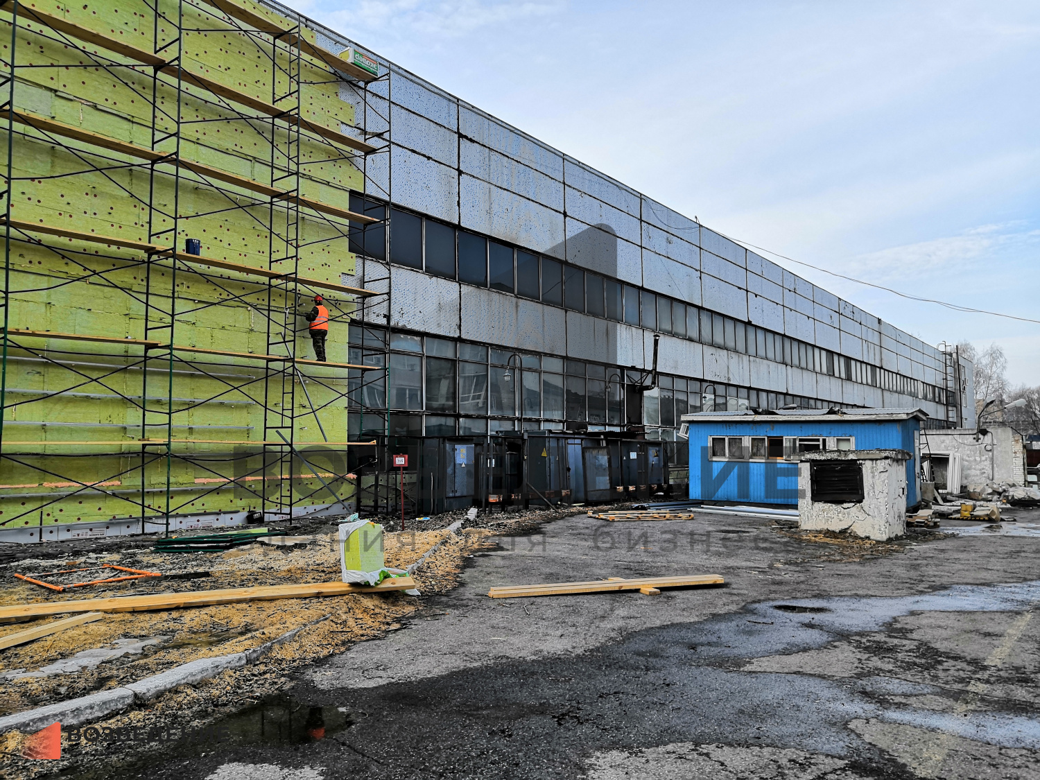Реконструкция фасада производственного комплекса 15 000 м² — дизайн-проект, утепление, отделка за 4 месяца зимой
