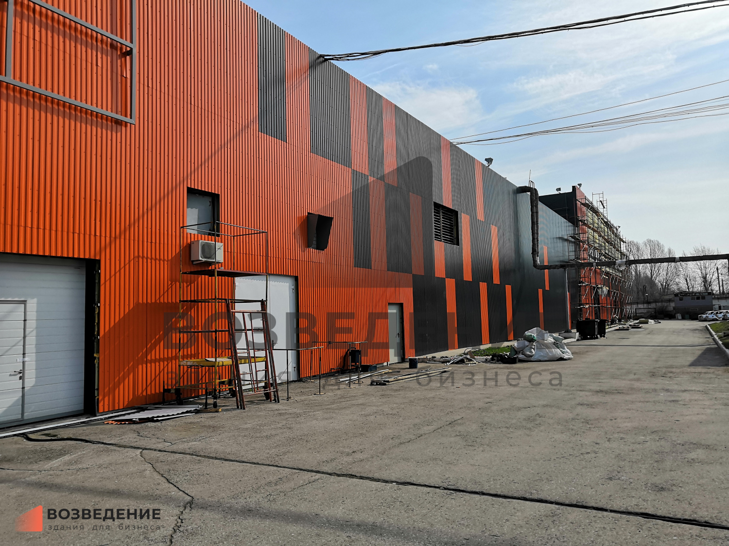 Реконструкция фасада производственного комплекса 15 000 м² — дизайн-проект, утепление, отделка за 4 месяца зимой